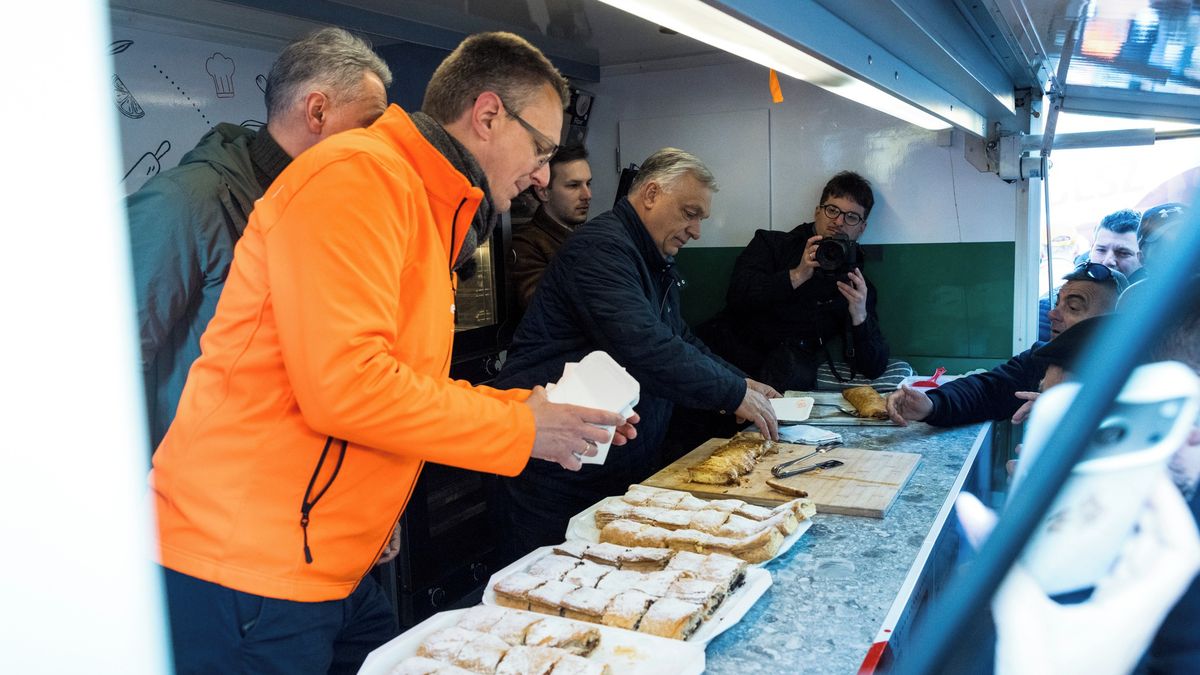 Orbán jezdí autobusem po Maďarsku a na poslední chvíli sbírá voliče